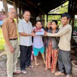 ប្រធានក្រុមប្រឹក្សាស្រុកស្នួលនិងក្រុមការងារបាននាំយកអំណោយរបស់ឯកឧត្តមរដ្ឋមន្ត្រី ព្រុំ សុខា ជូនយុវជនមានពិការភាពដៃជើងពីកំណើត