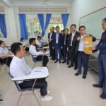 ឯកឧត្តម យក់ ប៊ុនណា រដ្ឋលេខាធិការប្រចាំការក្រសួងមុខងារសាធារណៈ និងជាអនុប្រធានគណៈកម្មការប្រឡងប្រជែង បានអញ្ជើញកាត់វិញ្ញាសាការប្រឡងប្រជែងជ្រើសរើសគ្រូបង្រៀននៅបឋមសិក្សា សម្រាប់វេនទី៤