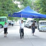 ក្រៅពីមានការផ្តល់ជូនភេសជ្ជៈ ទឹកពិសា និងនំ នៅមណ្ឌលប្រឡងសាកលវិទ្យាល័យភូមិន្ទភ្នំពេញ គណៈកម្មការការរៀបចំការប្រឡងប្រជែង បានរៀបចំទីតាំងជូនក្រុមគ្រួសារ អាណាព្យាបាល ដើម្បីសម្រាករង់ចាំលើកទឹកចិត្តក្រុមគ្រួសារ កូន ក្មួយរបស់ខ្លួនផងដែរ។ សូមជូនពរបេក្ខជន ទទួលបានលទ្ធផលជាទីគាប់ចិត្តគ្រប់ៗគ្នា