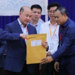 ឯកឧត្តមឧបនាយករដ្ឋមន្ត្រី ហ៊ុន ម៉ានី អញ្ជើញកាត់វិញ្ញាសាជានិមិន្តរូប សម្រាប់ប្រឡងប្រជែងជ្រើសរើសគ្រូបង្រៀននៅបឋមសិក្សា (វិញ្ញាសាសរសេរលើកទី២) ជូនបេក្ខជន ៤,៣២១នាក់