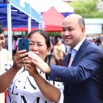 ឆ្លៀតមុនកាត់វិញ្ញាសាជានិមិត្តរូប ជូនទៅដល់បេក្ខជនសម្រាប់ការប្រឡង ឯកឧត្តមឧបនាយករដ្ឋមន្ត្រី ហ៊ុន ម៉ានី ប្រធានគណៈកម្មការ បានអញ្ជើញសួរសុខទុក្ខអាណាព្យាបាល និងក្រុមគ្រួសាររបស់បេក្ខជន ដែលកំពុងតែរង់ចាំ នៅខាងក្រៅមណ្ឌលប្រឡង