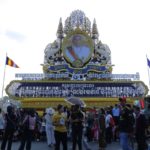 ទិដ្ឋភាពទូទៅក្នុងថ្ងៃទីមួយ នៃព្រះរាជពិធីបុណ្យអុំទូក បណ្ដែតប្រទីប និងសំពះព្រះខែ អកអំបុក ដែលមាន លោកតាលោកយាយ អ៊ំ ពូ មីង បងប្អូន មកពីតាមបណ្ដារាជធានី ខេត្ត រួមទាំងភ្ញៀវទេសចរបរទេស អញ្ជើញចូលរួមទស្សនាការប្រណាំងទូកង និងទស្សនាតាមស្តង់តាំងពិពរណ័ទំនិញជាច្រើន នៅតាមទីតាំងនីមួយៗក្នុងរាជធានីភ្នំពេញ