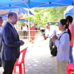 នៅខាងក្រៅបរិវេណមណ្ឌលប្រឡង អាណាព្យាបាលកំពុងអង្គុយរង់ចាំលើកទឹកចិត្តដល់បេក្ខជនដែលកំពុងប្រឡងនៅខាងក្នុងមណ្ឌលប្រឡង។ ក្រោមការដឹកនាំចង្អុលបង្ហាញ និងការយកចិត្តទុកដាក់របស់ឯកឧត្តមឧបនាយករដ្ឋមន្ត្រី ប្រធានគណៈកម្មការរៀបចំការប្រឡងប្រជែង ក្រុមការងារតែងតែបានសម្របសម្រួល លើគ្រប់ទិដ្ឋភាព សំដៅដល់ការផ្តល់បរិយាកាសល្អដល់ដំណើរការប្រឡងប្រជែងជូនទាំងបេក្ខជន និងអាណាព្យាបាល ស្របពេលជាមួយគ្នា