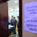 ព្រលឹមស្រាងៗ គណៈកម្មការរៀបចំការប្រឡងប្រជែង បានមកដល់មណ្ឌលប្រឡងនៃសាលាភូមិន្ទរដ្ឋបាល ដើម្បីរៀបចំការប្រឡងប្រជែងជ្រើសរើសសិស្សមន្ត្រីជាន់ខ្ពស់ ជំនាន់ទី១៣