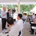 ដោយសារការប្រឡងប្រជែងជ្រើសរើសសិស្សមន្ត្រីជាន់ខ្ពស់ ជំនាន់ទី១៣ ត្រូវប្រើប្រាស់ពេលវេលាសរុបរហូតដល់ ៨ម៉ោង គណៈកម្មការរៀបចំការប្រឡងប្រជែង បានរៀបចំចង្ហាន់ និងអាហារថ្ងៃត្រង់ ប្រគេន និងជូនដល់បេក្ខជនទាំងអស់ដែលបានចូលរួមប្រឡងប្រជែង ដើម្បីបន្តការប្រឡងប្រជែងក្នុងម៉ោងបន្ទាប់