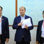 “គ្មានវិញ្ញាសាត្រូវបានតាក់តែងជាមុននោះទេ ព្រោះវិញ្ញាសាត្រូវបានតាក់តែងភ្លាមៗសម្រាប់ការប្រឡងក្នុងថ្ងៃតែមួយ។ […] គ្រូតាក់តែងវិញ្ញាសាបានចាប់ផ្តើមតាក់តែងវិញ្ញាសាពីម៉ោង ៦ព្រឹក សម្រាប់ការប្រឡងនាម៉ោង១២:៣០ នាទីរសៀល”