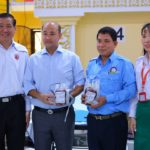 ចប់កម្មវិធីរដ្ឋ ឯកឧត្តមឧបនាយករដ្ឋមន្ត្រី ហ៊ុន ម៉ានី និងសហការីបន្តចូលរួមកម្មវិធីសង្គម ដើម្បីបរិច្ចាគឈាមក្នុងកម្មវិធី “យើងរួមគ្នាបរិច្ចាកឈាម ១០០០សាក់ ដើម្បីជួយសង្គ្រោះជីវិត” នៅមជ្ឍមណ្ឌលកីឡាកងយោធពលខេមរភូមិន្ទ (ស្តាតចាស់) ជាមួយ សាធារណជន យុវជន យុវនារី ជាច្រើនរូបទៀត